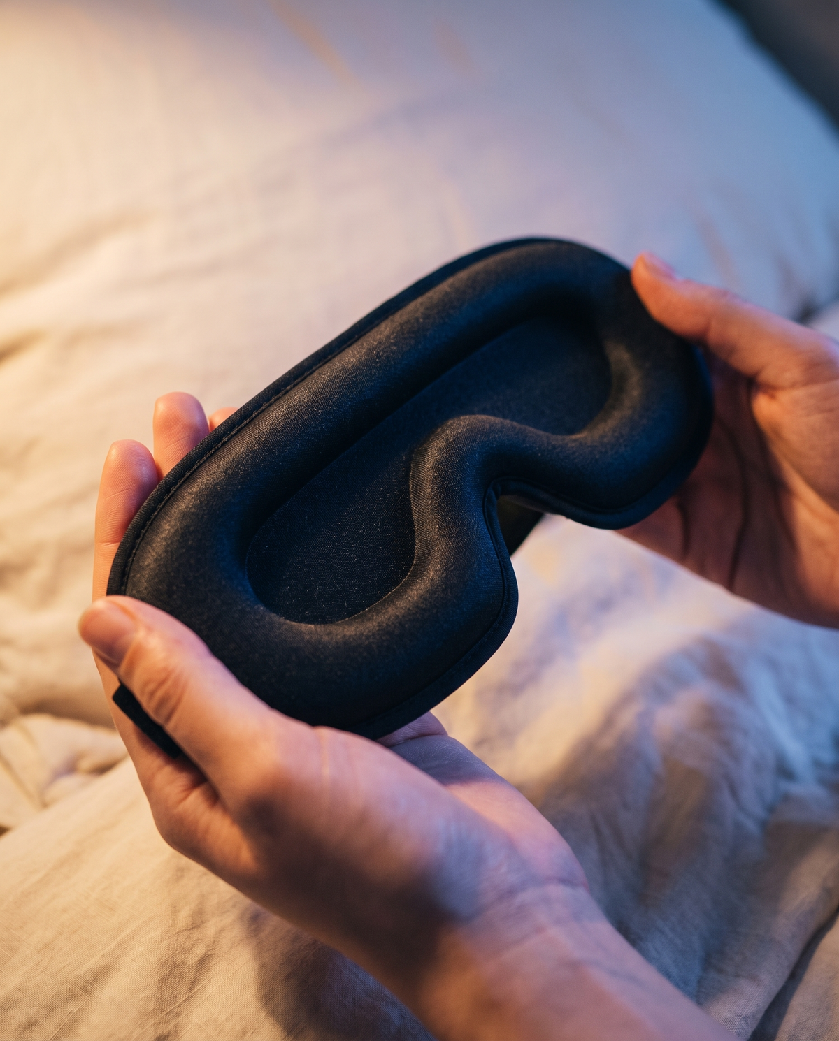 Gros plan sur la mousse à mémoire du masque 3D Bluetooth tenu à deux mains