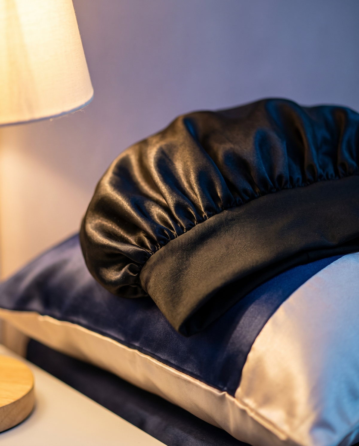 Gros plan sur les plis de satin et le bandeau élastique large