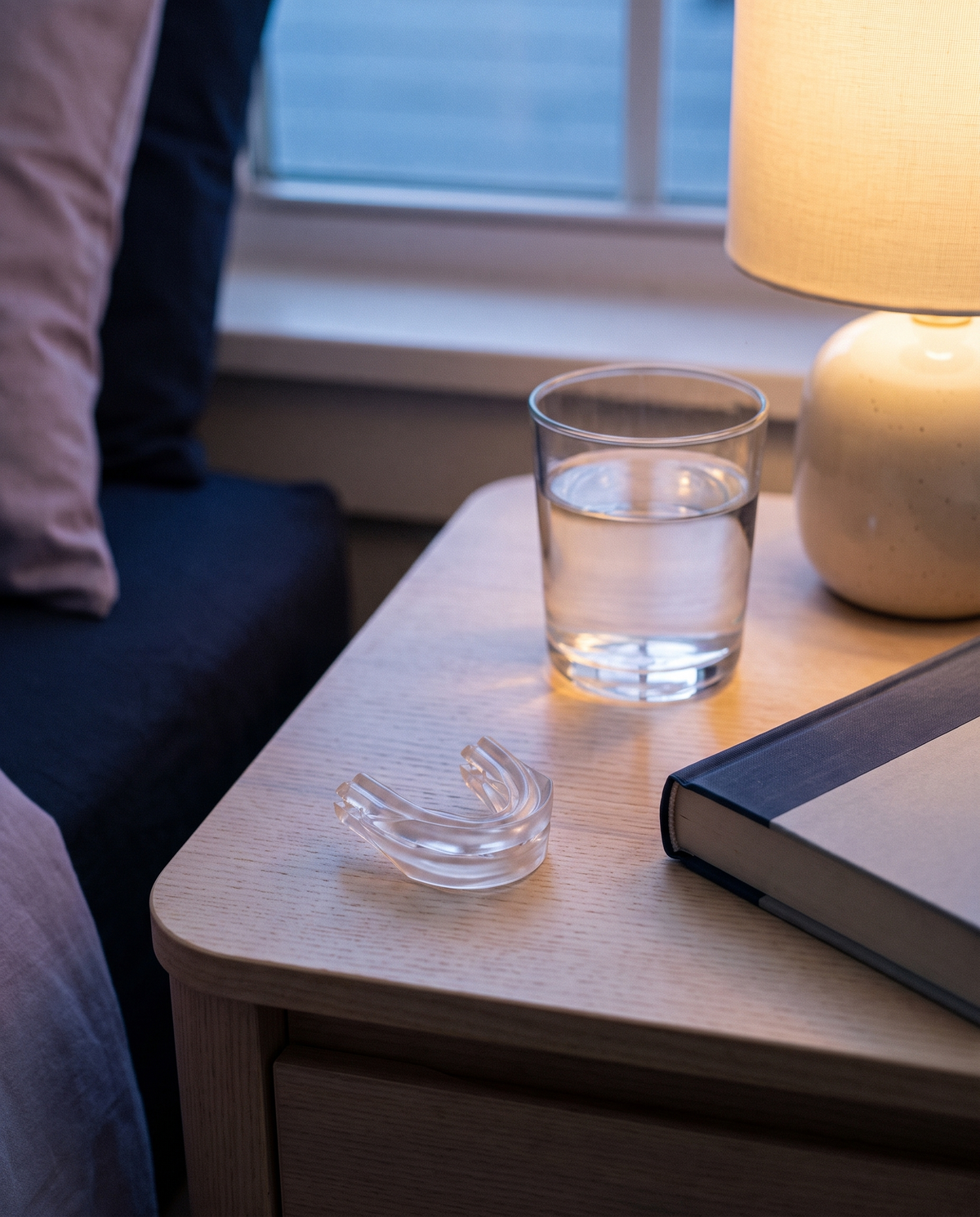 La gouttière sur une table de nuit à côté d'un verre d'eau