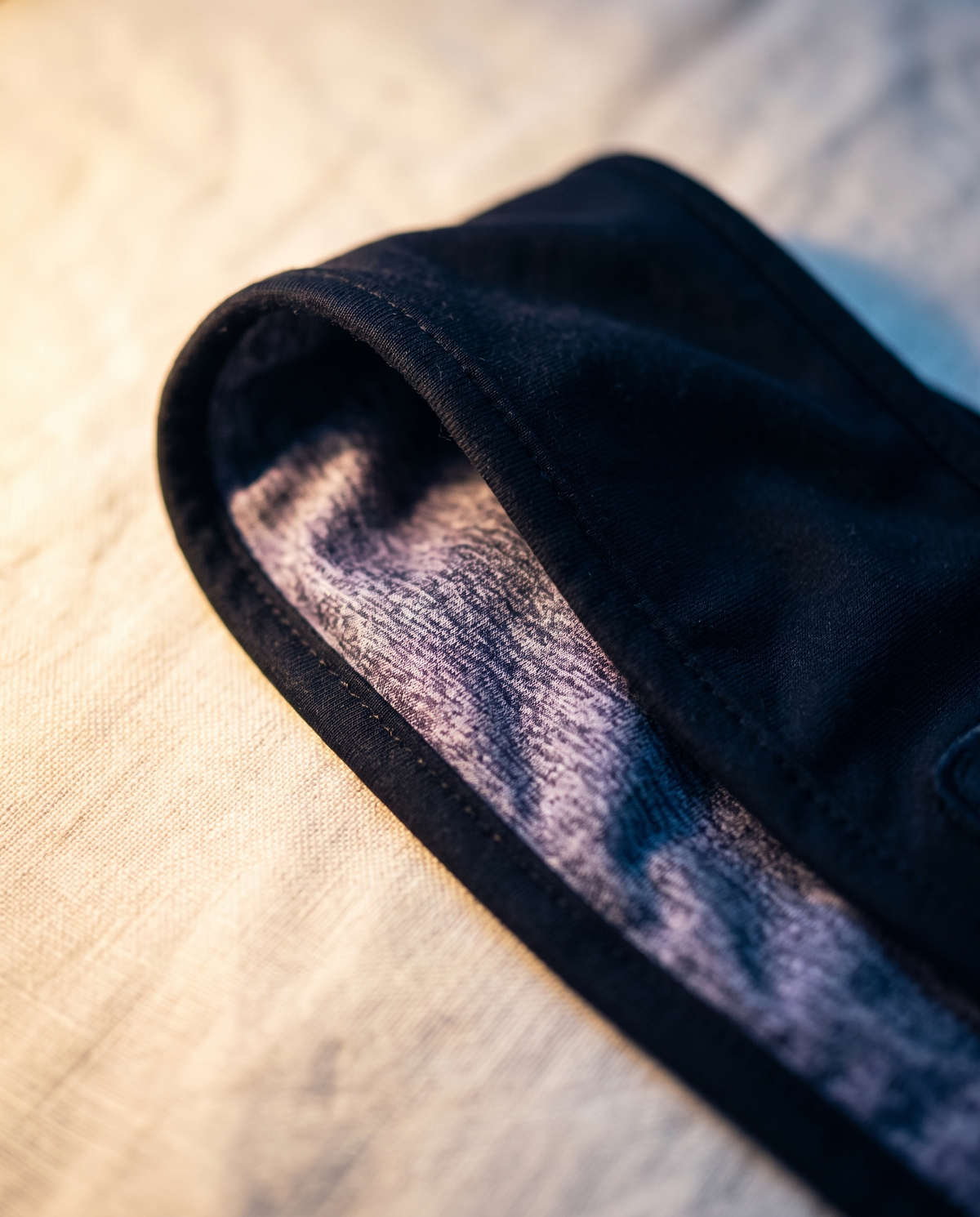 Gros plan sur le jersey du bandeau et sa doublure chinée