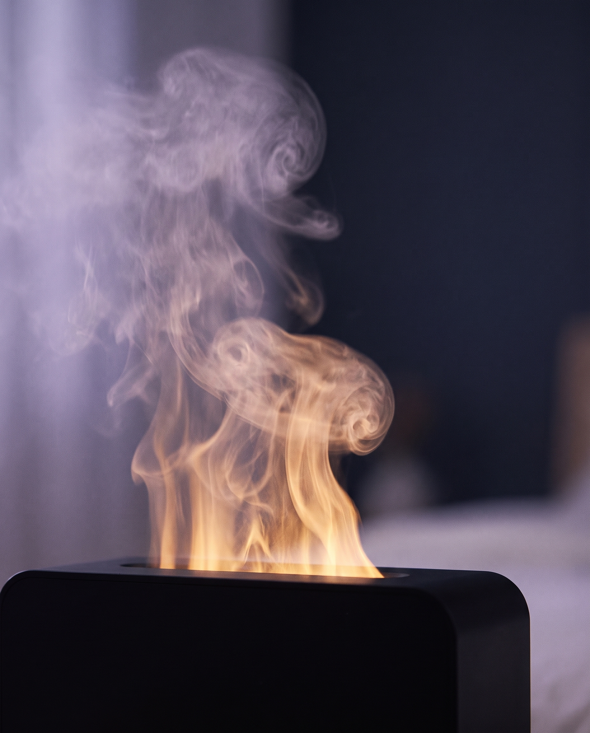 Gros plan sur la brume éclairée par la flamme ambrée
