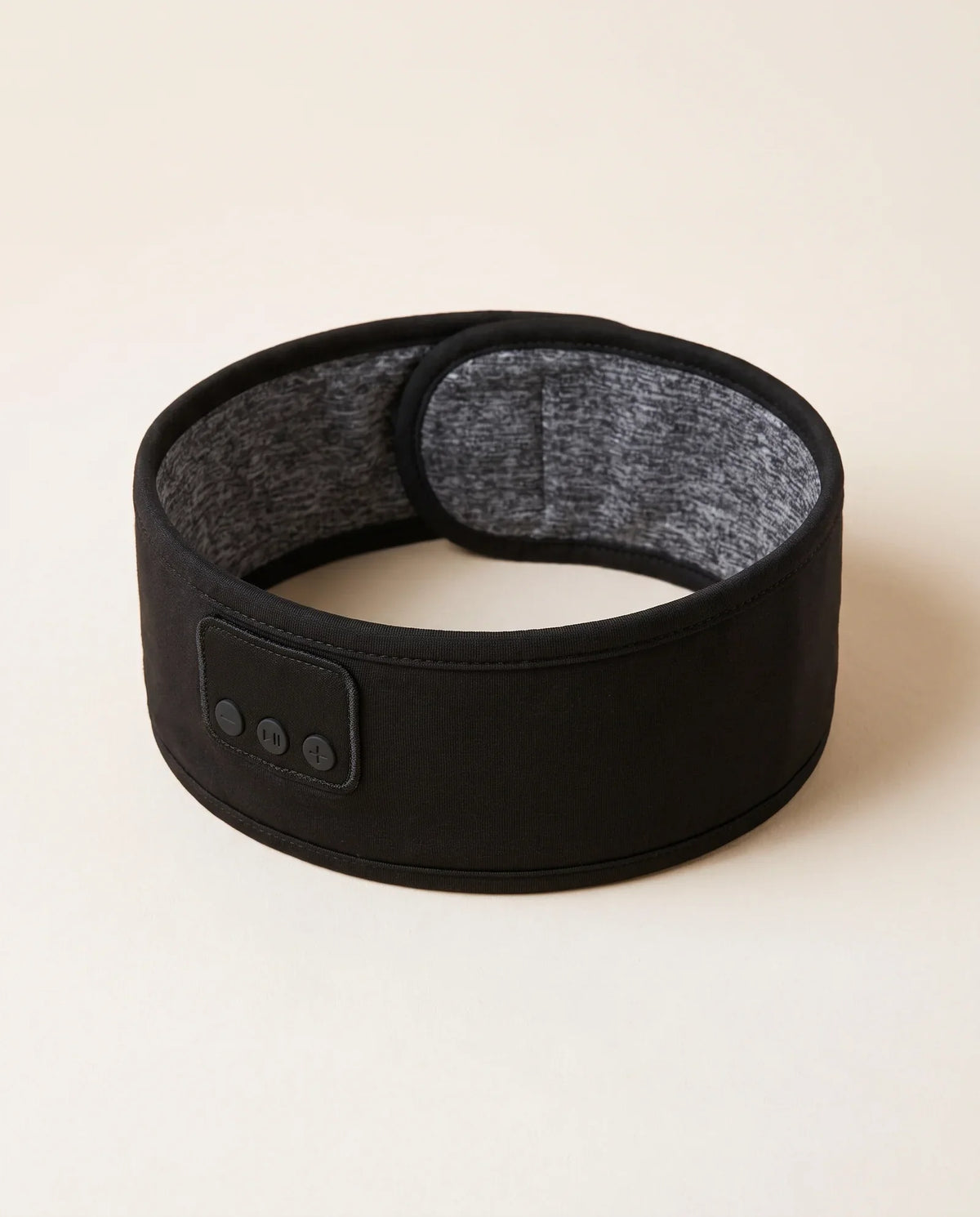 Bandeau Bluetooth noir à doublure chinée, sur fond sable