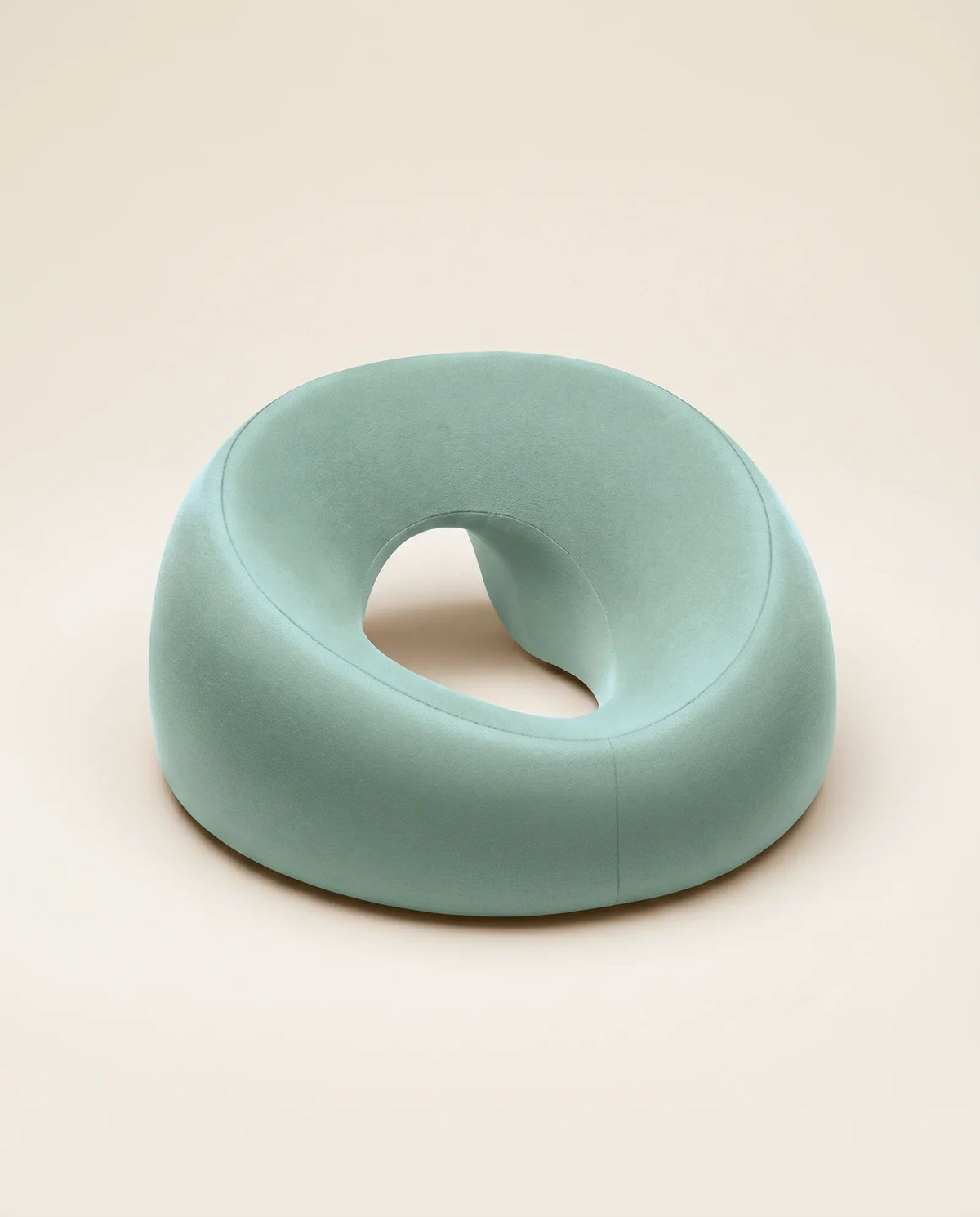 Coussin repose-visage en mousse à mémoire, vert sauge, sur fond sable